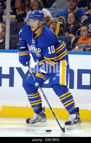 27. Oktober 2011 - sieht Buffalo, New York, USA - Buffalo Sabres Verteidiger Christian Ehrhoff (10) um den Puck in der dritten Periode gegen die Columbus Blue Jackets im ersten Niagara Center in Buffalo, New York zu bewegen. Buffalo besiegte Columbus 4-2. (Kredit-Bild: © Michael Johnson/Southcreek/ZUMAPRESS.com) Stockfoto