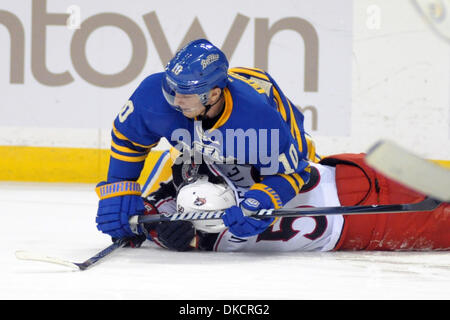 27. Oktober 2011 - knallt Buffalo, New York, USA - Buffalo Sabres Verteidiger Christian Ehrhoff (10) Columbus Blue Jackets-Center Antoine Vermette (50), um das Eis in der dritten Periode am ersten Niagara Center in Buffalo, New York. Buffalo besiegte Columbus 4-2. (Kredit-Bild: © Michael Johnson/Southcreek/ZUMAPRESS.com) Stockfoto