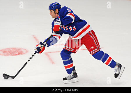 27. Oktober 2011 - löscht New York, New York, USA - New York Rangers Verteidiger Dan Girardi (5) die Rangers defensive Zone während der ersten Periode NHL Aktion zwischen dem Toronto-Ahorn Blätter und New York Rangers im Madison Square Garden in New York City. (Kredit-Bild: © wird Schneekloth/Southcreek/ZUMAPRESS.com) Stockfoto