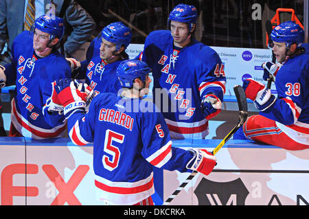 27. Oktober 2011 - ist von Teamkollegen bei der Bank für seine erste Periode Tor während NHL Aktion zwischen dem Toronto-Ahorn Blätter und New York Rangers im Madison Square Garden in New York City New York, New York, USA - New York Rangers Verteidiger Dan Girardi (5) gratulierte. (Kredit-Bild: © wird Schneekloth/Southcreek/ZUMAPRESS.com) Stockfoto