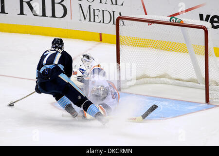 27. Oktober 2011 - Pittsburgh, PENNSYLVANNIA, US - Pittsburgh Penguins Center schieße Evgeni Malkin (71) Partituren auf New York Islanders Torhüter Rick DiPietro (39) in der Nachspielzeit, indem die Pittsburgh Penguins den Sieg über den New York Islanders im CONSOL Energy Center in Pittsburgh, PA... Pinguine besiegen die Insulaner 3: 2 in der Overtime. (Kredit-Bild: © Dean Beattie/Southcreek/ZUMAPRESS Stockfoto