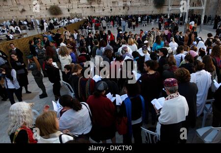 (131204)--JERUSALEM, 4. Dezember 2013 (Xinhua)--Mitglieder "Frauen an die Wand" beten in eine monatliche Servicegebühr auf Rosh Hodesh, der erste Tag eines jeden Monats im hebräischen Kalender, an der Klagemauer in der Altstadt von Jerusalem, am 4. Dezember 2013. "Frauen an die Wand" statt hier ein Gebetsgottesdienst am Mittwoch, dem letzten Tag des Chanukka, auch bekannt als Festival of Lights. "Frauen der Mauer" ist ein multi-konfessionellen feministische Organisation mit Sitz in Israel, deren Ziel es ist, die Rechte der Frauen, an der Klagemauer in einer Art und Weise zu beten, die besteht aus Gesang, aus der Tora vorlesen und tragen r zu sichern Stockfoto