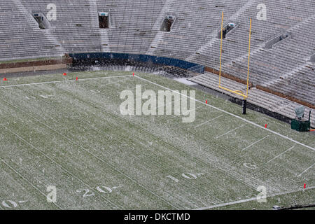 29. Oktober 2011 - South Bend, Indiana, USA - ist das Feld mit Hagel bedeckt, nach ein kurzer Sturm durch die Gegend vor dem NCAA Football-Spiel zwischen Notre Dame und Marine zog. (Kredit-Bild: © John Mersits/Southcreek/ZUMAPRESS.com) Stockfoto