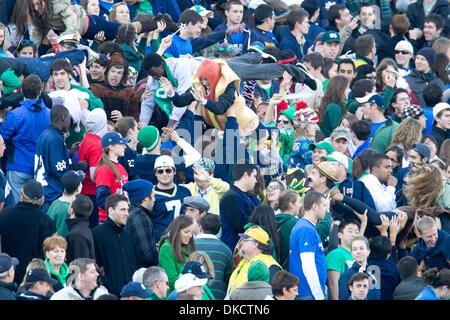 29. Oktober 2011 - South Bend, Indiana, USA - Notre Dame Student Abschnitt feiern Touchdown während NCAA Football-Spiel zwischen Notre Dame und der Marine.  Die Notre Dame Fighting Irish besiegte die Navy Midshipmen 56-14 im Spiel im Stadion von Notre Dame in South Bend, Indiana. (Kredit-Bild: © John Mersits/Southcreek/ZUMAPRESS.com) Stockfoto