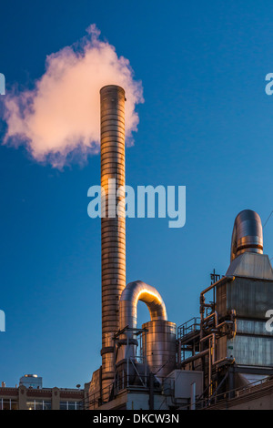 Seattle Dampf Co. Rohre und Schornstein oben auf ihrem Gebäude an der Waterfront Seattle, Washington State, USA Stockfoto