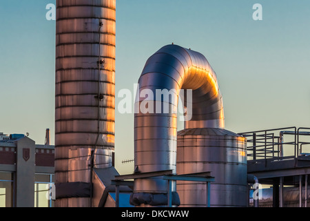 Seattle Dampf Co. Rohre und Schornstein oben auf ihrem Gebäude an der Uferpromenade von Seattle, Washington State, USA Stockfoto