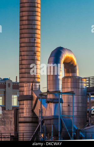 Seattle Dampf Co. Rohre und Schornstein oben auf ihrem Gebäude an der Uferpromenade von Seattle, Washington State, USA Stockfoto