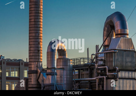 Seattle Dampf Co. Rohre und Schornstein oben auf ihrem Gebäude an der Uferpromenade von Seattle, Washington State, USA Stockfoto