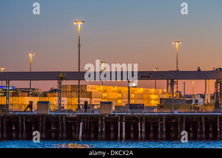 Container gestapelt am Hafen von Seattle Seehafen, Seattle, Washington State, USA Stockfoto