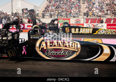 29. Oktober 2011 - Kopf ging bis Las Vegas, Nevada, USA - NHRA Top Fuel Fahrer Del Worsham Al-Anabi Racing Hadman Dragster und Tony Schumacher, Treiber von der US-Armee DSR Dragster im Zeittraining Sitzungen bei den 11. jährliche Big O Reifen NHRA Nationals am Strip in Las Vegas Motor Speedway in Las Vegas, Nevada. (Kredit-Bild: © Matt Gdowski/Southcreek/ZUMAPRESS.com) Stockfoto