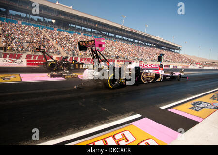 29. Oktober 2011 - Kopf ging bis Las Vegas, Nevada, USA - NHRA Top Fuel Fahrer Del Worsham Al-Anabi Racing Hadman Dragster und Tony Schumacher, Treiber von der US-Armee DSR Dragster im Zeittraining Sitzungen bei den 11. jährliche Big O Reifen NHRA Nationals am Strip in Las Vegas Motor Speedway in Las Vegas, Nevada. (Kredit-Bild: © Matt Gdowski/Southcreek/ZUMAPRESS.com) Stockfoto