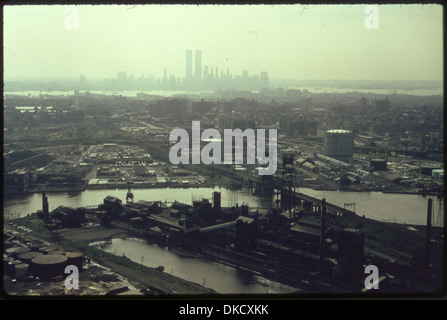 DIE HACKENSACK RIVER IN NEW JERSEY MIT DER SKYLINE VON MANHATTAN, NEW YORK, IN DER FERNE. DIE HACKENSACK UND ANDERE... 555772 Stockfoto