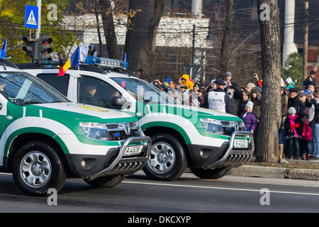 Chemische, biologische, radiologische und nukleare (CBRN) Verteidigung Dacia Duster Fahrzeuge - Parade am 1. Dezember Stockfoto