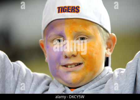 29. Oktober 2011 - Atlanta, Georgia, USA - A Fan am Georgia Tech-Clemson Spiel im Bobby Dodd Stadium in Atlanta Georgia.  Georgia Tech gewinnt 31-17. (Kredit-Bild: © Marty Bingham/Southcreek/ZUMAPRESS.com) Stockfoto