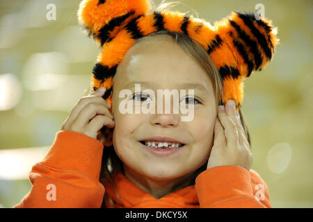 29. Oktober 2011 - Atlanta, Georgia, USA - A Fan am Georgia Tech-Clemson Spiel im Bobby Dodd Stadium in Atlanta Georgia.  Georgia Tech gewinnt 31-17. (Kredit-Bild: © Marty Bingham/Southcreek/ZUMAPRESS.com) Stockfoto