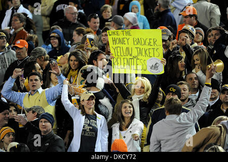 29. Oktober 2011 - Atlanta, Georgia, USA - Fans am Georgia Tech-Clemson Spiel im Bobby Dodd Stadium in Atlanta Georgia.  Georgia Tech gewinnt 31-17. (Kredit-Bild: © Marty Bingham/Southcreek/ZUMAPRESS.com) Stockfoto