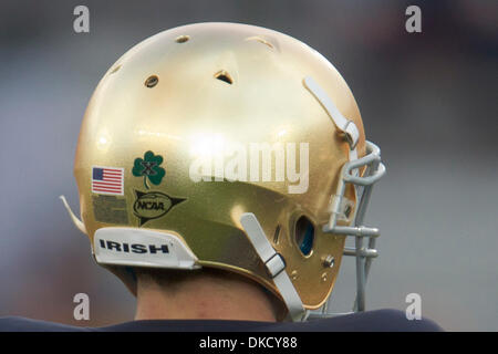 29. Oktober 2011 - South Bend, Indiana, USA - Notre-Dame-Spieler tragen ihre neue Helme während der NCAA Football-Spiel zwischen Notre Dame und Marine.  Die Notre Dame Fighting Irish besiegte die Navy Midshipmen 56-14 im Spiel im Stadion von Notre Dame in South Bend, Indiana. (Kredit-Bild: © John Mersits/Southcreek/ZUMAPRESS.com) Stockfoto