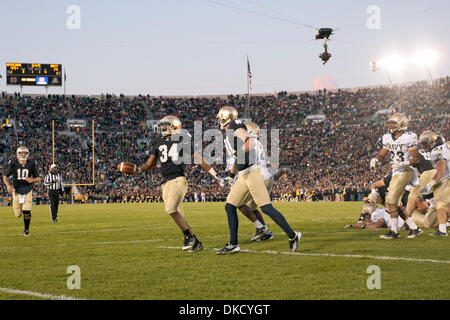 29. Oktober 2011 - South Bend, Indiana, USA - Notre Dame Runningback George Atkinson III (#34) Partituren Touchdown im vierten Quartal des NCAA Football-Spiel zwischen Notre Dame und der Marine.  Die Notre Dame Fighting Irish besiegte die Navy Midshipmen 56-14 im Spiel im Stadion von Notre Dame in South Bend, Indiana. (Kredit-Bild: © John Mersits/Southcreek/ZUMAPRESS.com) Stockfoto