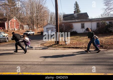 4. Dezember 2013 - Aufnahmen von 911 Anrufe vom Sandy Hook Elementary School shooting Mittwoch weniger als zwei Wochen vor dem Jahrestag des Massakers an Sandy Hook Grundschule erschienen. Bild: 14. Dezember 2012 - Newtown, Connecticut / USA - Eltern läuft weg von der Schule mit Kindern. 20-Year-Old Adam Lanza Schuss tödlich zwanzig Kinder und sechs Erwachsene Mitarbeiter in einem Massenmord an Sandy Hook-Grundschule im Dorf von Sandy Hook in Newtown, Connecticut. Vor der Fahrt zur Schule, Lanza geschossen und tötete seine Mutter Nancy zu Hause Newtown. Als erste Responder arri Stockfoto