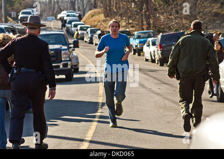 4. Dezember 2013 - Aufnahmen von 911 Anrufe vom Sandy Hook Elementary School shooting Mittwoch weniger als zwei Wochen vor dem Jahrestag des Massakers an Sandy Hook Grundschule erschienen. Bild: 14. Dezember 2012 läuft - Newtown, Connecticut / USA - ROBBIE PARKER zu elementaren Sandy Hook, seine Tochter Emilie Parker zu finden. Er erfuhr, dass sie bei dem Angriff auf die Schule getötet wurde. 20-Year-Old Adam Lanza Schuss tödlich zwanzig Kinder und sechs Erwachsene Mitarbeiter in einem Massenmord an Sandy Hook-Grundschule im Dorf von Sandy Hook in Newtown, Connecticut. Vor der Fahrt zu den sch Stockfoto