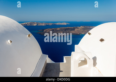 Die Vulkaninsel Nea Kameni in Santorini Griechenland von einer hohen Standpunkt aus fotografiert Stockfoto