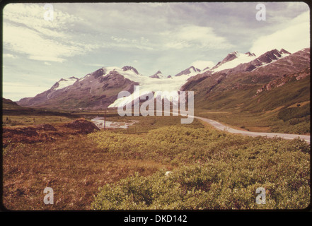 BLICK NACH WESTEN AUF RICHARDSON HIGHWAY IN RICHTUNG WORTHINGTON GLETSCHER UND THOMPSON PASS. HIER WIRD DIE PIPELINE VOM ABSTEIGEN... 555665 Stockfoto