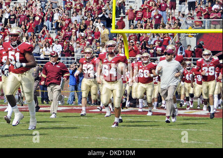 29. Oktober 2011 - Tallahassee, Florida, Vereinigte Staaten von Amerika - Florida State Spieler nehmen das Feld mit Head Coach Jimbo Fisher (L) vor Beginn der FSU-NC State Spiel. Florida State besiegt NC State 34-0 Doak Campbell Stadium in Tallahassee, Florida, USA. (Kredit-Bild: © Mike Olivella/Southcreek/ZUMAPRESS.com) Stockfoto