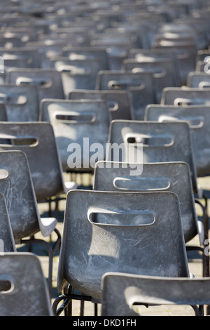 Viele leere graue Plastikstühle auf dem Petersplatz, in der Vatikanstadt, in Rom Stockfoto