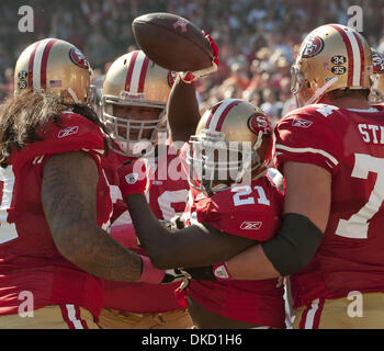 30. Oktober 2011 - feiert San Francisco, CA, USA - San Francisco 49ers Runningback FRANK GORE (21) Touchdown im ersten Quartal. (Kredit-Bild: © Al Golub/ZUMAPRESS.com) Stockfoto