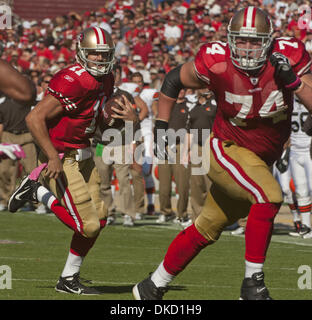 30. Oktober 2011 - San Francisco, Kalifornien - San Francisco 49ers beleidigender Gerät JOE STALEY (74) Blöcke für quarterback ALEX SMITH (11).  (Kredit-Bild: © Al Golub/ZUMAPRESS.com) Stockfoto