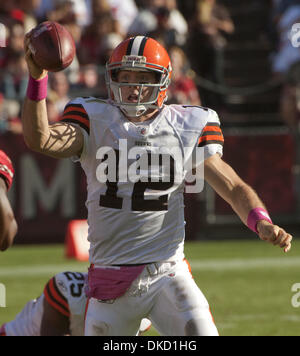 30. Oktober 2011 - San Francisco, CA, USA - San Francisco 49ers gegen Cleveland Browns im Candlestick Park Sonntag, 30. Oktober 2011. Cleveland Browns quarterback Colt McCoy (12) Pases Ball.49ers beat braun 20-10 (Credit-Bild: © Al Golub/ZUMAPRESS.com) Stockfoto