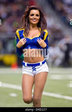 30. Oktober 2011 - Saint Louis, Missouri, USA - Rams Cheerleader während der NFL-Spiel zwischen den St. Louis Rams und die New Orleans Saints im Edward Jones Dome in St. Louis, Missouri. Rams besiegte die Heiligen 31-21 (Credit-Bild: © Jimmy Simmons/Southcreek/ZUMAPRESS.com) Stockfoto