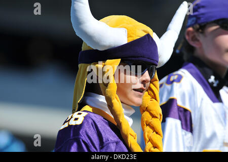 30. Oktober 2011 - Charlotte, North Carolina, USA - Wikinger-Fans feiern beim heutigen Spiel... Wikinger besiegen 24-21 bei der Bank of America Stadium in Charlotte, North Carolina Panthers. (Kredit-Bild: © Anthony Barham/Southcreek/ZUMAPRESS.com) Stockfoto