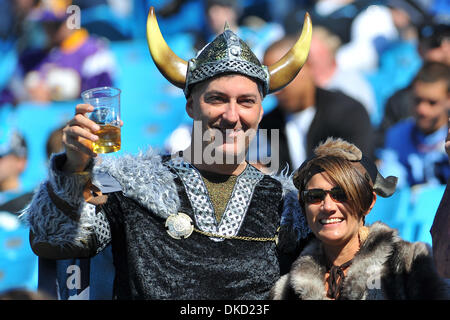 30. Oktober 2011 - Charlotte, North Carolina, USA - Wikinger-Fans feiern beim heutigen Spiel... Wikinger besiegen 24-21 bei der Bank of America Stadium in Charlotte, North Carolina Panthers. (Kredit-Bild: © Anthony Barham/Southcreek/ZUMAPRESS.com) Stockfoto