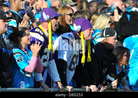 30. Oktober 2011 - Charlotte, North Carolina, USA - Wikinger-Fans feiern beim heutigen Spiel... Wikinger besiegen 24-21 bei der Bank of America Stadium in Charlotte, North Carolina Panthers. (Kredit-Bild: © Anthony Barham/Southcreek/ZUMAPRESS.com) Stockfoto