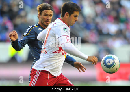 30. Oktober 2011 - Harrison, New Jersey, USA - New York Red Bulls Verteidiger Mike Jones (23) und New York Red Bulls Verteidiger Carlos Mendes (44) in Major League Soccer Playoff-Aktion im Red Bull Stadion in Harrison New Jersey Los Angeles besiegt New York 1 zu 1 (Credit-Bild: © Brooks Von Arx/Southcreek/ZUMAPRESS.com) Stockfoto