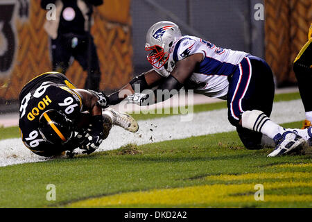 30. Oktober 2011 - Ende PENNSYLVANNIA, Pittsburgh, USA - New England Patriots Wache Brian Waters (54), Pittsburgh Steelers defensive zu halten versucht Ziggy Haube (96) Kontrolle der losen Ball in die Endzone, die von New England Patriots Quarterback Tom Brady (12) im vierten Quartal fummelte war, wie die New England Patriots in Heinz Field in Pittsburgh die Pittsburgh Steelers übernehmen , PA. Stockfoto