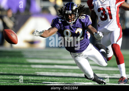 30. Oktober 2011 - Baltimore, Maryland, USA - Baltimore Ravens Wide Receiver Torrey Smith (82) Tauchgänge für einen Ball bei einem NFL-Spiel zwischen den Baltimore Ravens und der Arizona Cardinals (Credit-Bild: © TJ Root/Southcreek/ZUMApress.com) Stockfoto