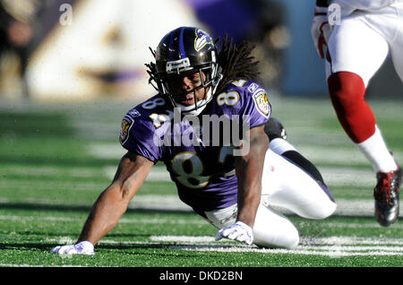 30. Oktober 2011 - Baltimore, Maryland, USA - Baltimore Ravens Wide Receiver Torrey Smith (82) Tauchgänge für einen Ball bei einem NFL-Spiel zwischen den Baltimore Ravens und der Arizona Cardinals (Credit-Bild: © TJ Root/Southcreek/ZUMApress.com) Stockfoto