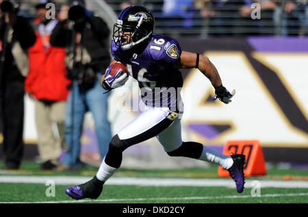 30. Oktober 2011 - Baltimore, Maryland, USA - Baltimore Ravens Wide Receiver David Reed (16) einer Kick-off während der ersten Hälfte eines NFL-Spiel zwischen den Baltimore Ravens und die Arizona Cardinals gibt (Credit-Bild: © TJ Root/Southcreek/ZUMApress.com) Stockfoto