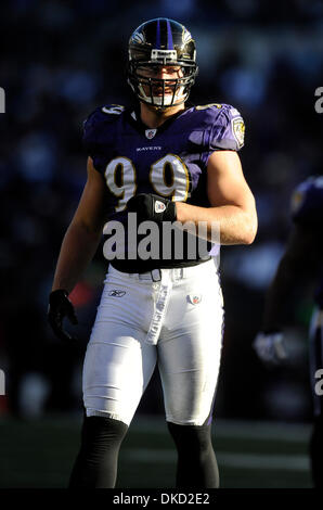 30. Oktober 2011 - Baltimore, Maryland, USA - Baltimore Ravens Linebacker Paul Kruger (99) steht zwischen spielt bei einem NFL-Spiel zwischen den Baltimore Ravens und die Arizona Cardinals (Credit-Bild: © TJ Root/Southcreek/ZUMApress.com) Stockfoto
