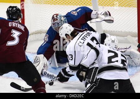 30. Oktober 2011 - versucht Denver, Colorado, USA - Los Angeles Kings linken Flügel Kyle Clifford (13), den Puck hinter Colorado Avalanche Torwart Semyon Varlamov (1) während der ersten Periode. In der Pause ist das Spiel 1-1 gebunden. Der Colorado Avalanche veranstaltete die L.A. Kings im Pepsi Center in Denver, CO. (Credit-Bild: © Jesaja Downing/Southcreek/ZUMApress.com) Stockfoto