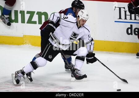 30. Oktober 2011 - Denver, Colorado, USA - Los Angeles Kings linken Flügel Kyle Clifford (13) Schlacht Colorado Avalanche linken Flügel Gabriel Landeskog (92) für den Puck während der dritten Periode. Die Avalanche gewann 3-2. Der Colorado Avalanche veranstaltete die L.A. Kings im Pepsi Center in Denver, CO. (Credit-Bild: © Jesaja Downing/Southcreek/ZUMApress.com) Stockfoto