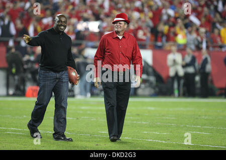 31. Oktober 2011 - Kansas City, Missouri, USA - ehemalige Chiefs Spieler Runningback Christian Okoye und Quarterback Steve DeBerg während Montages Fußballspiel zwischen den Kansas City Chiefs und die San Diego Chargers im Arrowhead Stadium in Kansas City, Missouri. Die Kansas City Chiefs gegen die San Diego Chargers 23-20 im OT. (Kredit-Bild: © James Allison/Southcreek/ZUMAPRESS.com Stockfoto