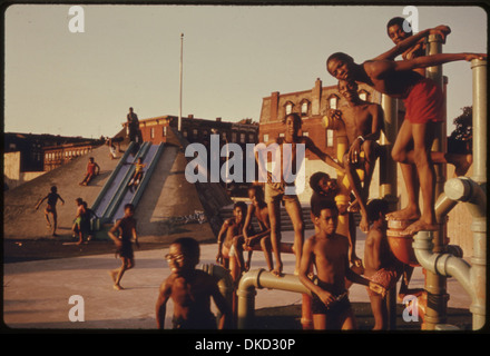 JUGENDLICHE AUF DEN 4. JULI URLAUB IN KOSCIUSKO SCHWIMMBAD IM BROOKLYNER VIERTEL BEDFORD-STUYVESANT, NEW YORK... 555931 Stockfoto