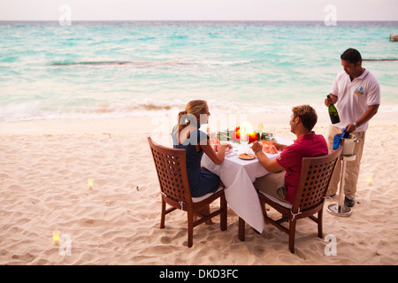 Private Abendessen am Strand von Kuramathi Island Resort, Malediven. Stockfoto