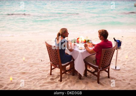 Private Abendessen am Strand von Kuramathi Island Resort, Malediven. Stockfoto
