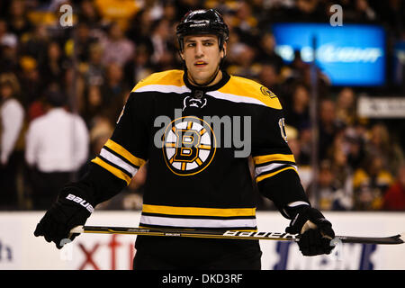1. November 2011 - Boston, Massachusetts, USA - Boston Bruins linken Flügel Milan Lucic (17) während des Spiels gegen die Ottawa Senators im TD Garden in Boston, Massachusetts.  Bruins schlagen die Senatoren-5 - 3. (Kredit-Bild: © Mark Box/Southcreek/ZUMAPRESS.com) Stockfoto