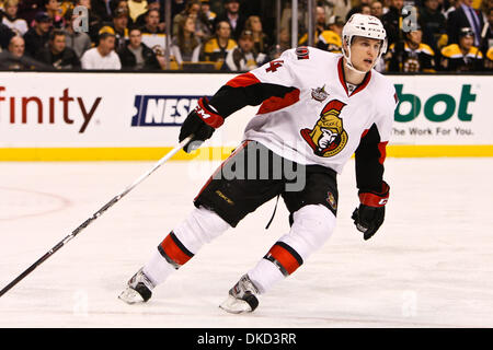 1. November 2011 - Boston, Massachusetts, USA - Ottawa Senators linken Flügel Colin Begrünung (14) während des Spiels gegen die Boston Bruins im TD Garden in Boston, Massachusetts.  Bruins schlagen die Senatoren-5 - 3. (Kredit-Bild: © Mark Box/Southcreek/ZUMAPRESS.com) Stockfoto