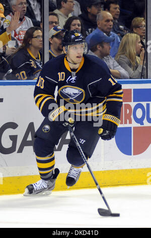2. November 2011 - Buffalo, New York, USA - Buffalo Sabres Verteidiger Christian Ehrhoff (10), von hinten Schlittschuhe die Sabres Tor in der zweiten Periode gegen die Philadelphia Flyers am ersten Niagara Center in Buffalo, New York. Philadelphia führt Buffalo 3-1 nach der zweiten Periode. (Kredit-Bild: © Michael Johnson/Southcreek/ZUMAPRESS.com) Stockfoto